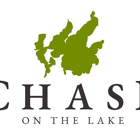 Chase On The Lake Walker Luaran gambar